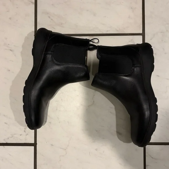 Vionic Chelsea Boots - Picture 4 of 5